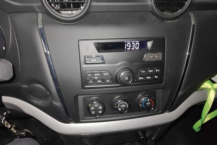 Used Dongfeng Palazzo 2021 1.8T Manual Two-Wheel Drive Elite Edition Audio And AC Panel