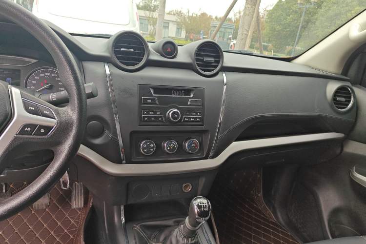 Used Dongfeng Palazzo 2021 1.8T Manual Two-Wheel Drive Elite Edition Audio And AC Panel