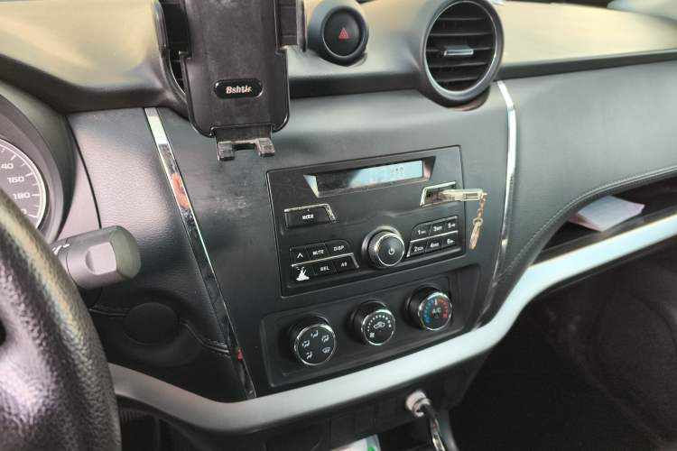 Used Dongfeng Palazzo 2021 1.8T Manual Two-Wheel Drive Elite Edition Audio And AC Panel