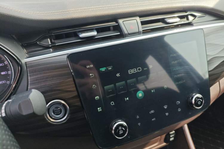 Used Dongfeng Palazzo 2022 2.0T Manual Two-Wheel Drive Luxury Version Audio And AC Panel