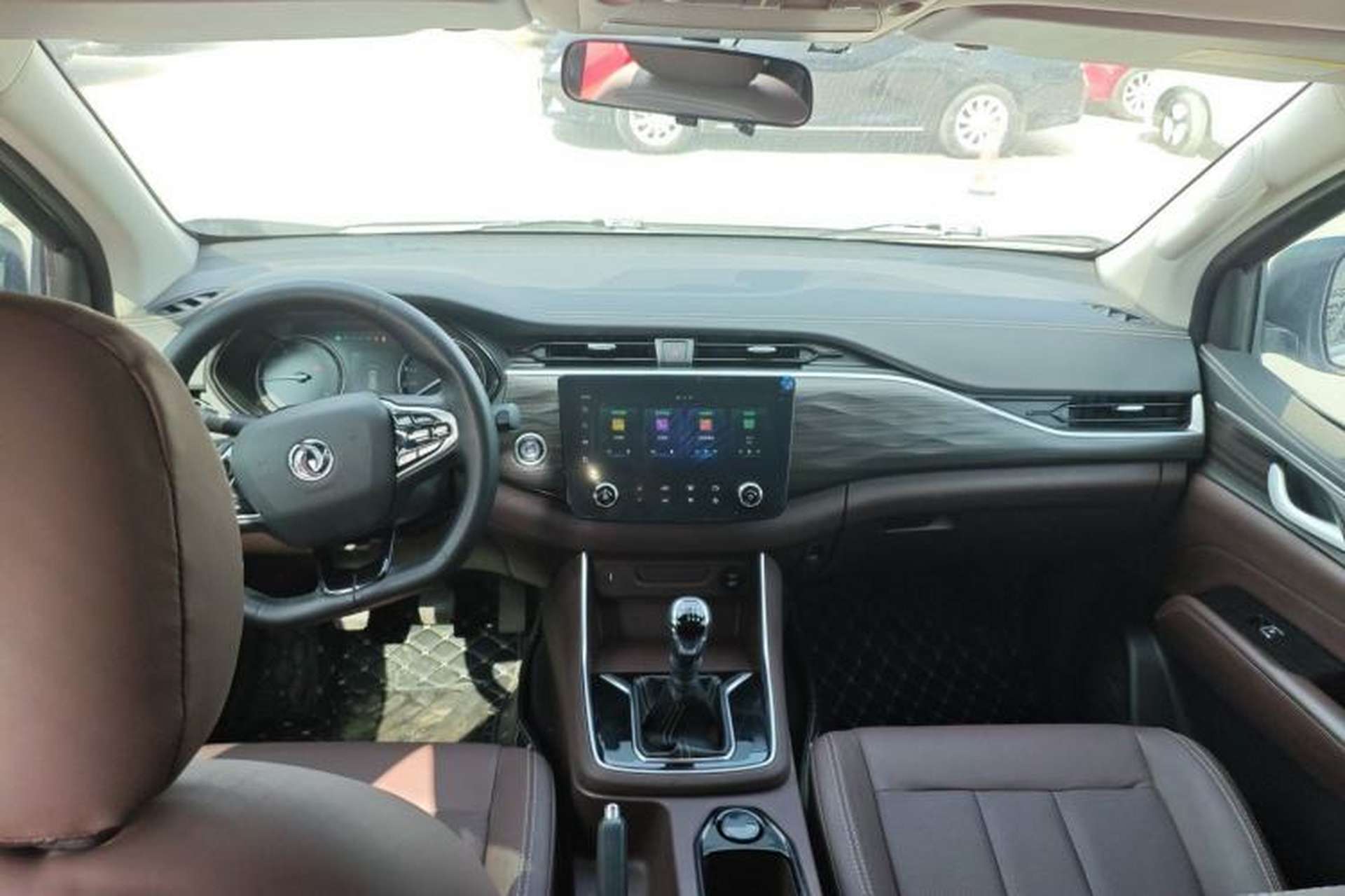 Used Dongfeng Palazzo 2022 2.0T Manual Two-Wheel Drive Luxury Version Center Console