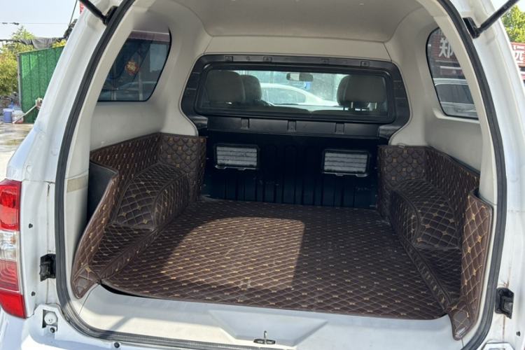 Used Dongfeng Palazzo 2022 2.0T Manual Two-Wheel Drive Luxury Version Interior 3