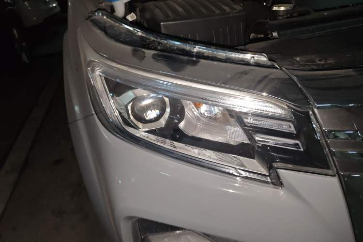 Used Dongfeng Palazzo 2023 2.0T Automatic All-Wheel Drive Prestige Version Right Front Headlight