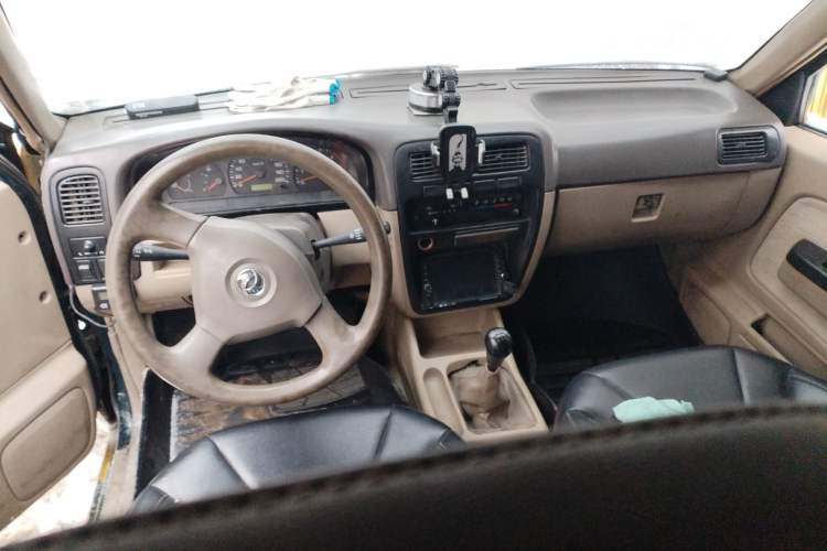 Used Dongfeng Ruichi 2010 2.5T Diesel Two-Wheel Drive Standard Version ZD25TCR Center Console