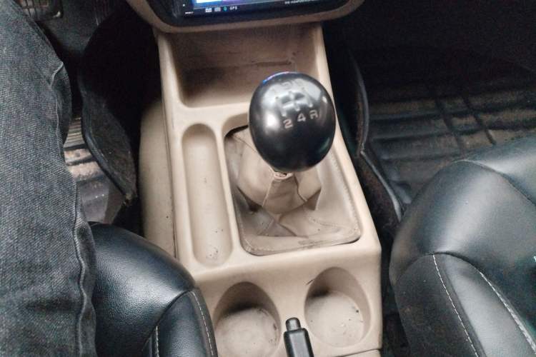 Used Dongfeng Ruichi 2010 2.5T Diesel Two-Wheel Drive Standard Version ZD25TCR Gear Lever