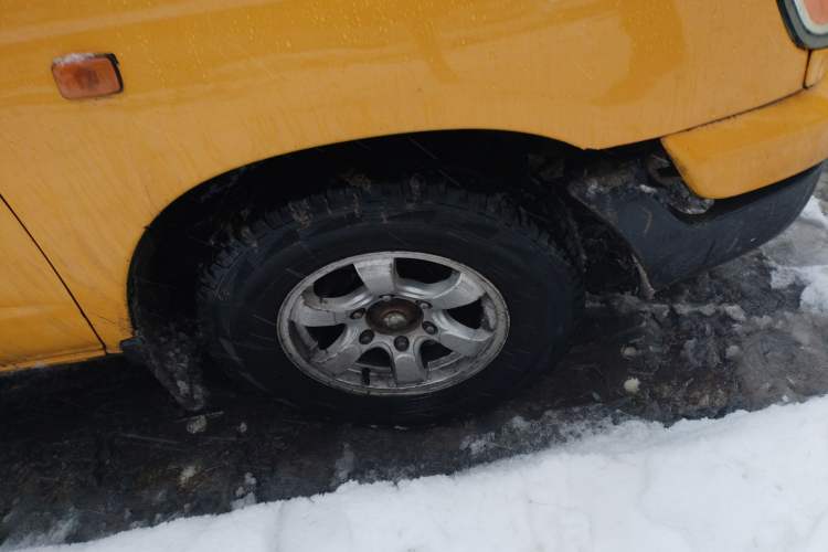 Used Dongfeng Ruichi 2010 2.5T Diesel Two-Wheel Drive Standard Version ZD25TCR Right Front Wheel Hub