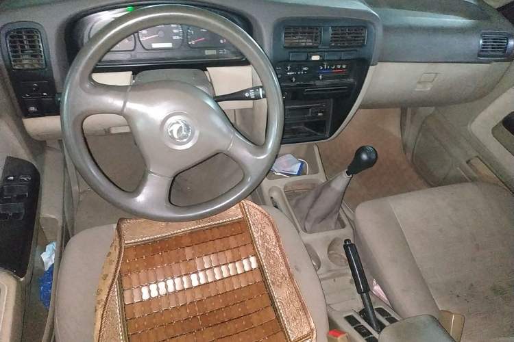 Used Dongfeng Ruichi 2013 2.2T Diesel Two-Wheel Drive Standard Version ZD22TE Center Console