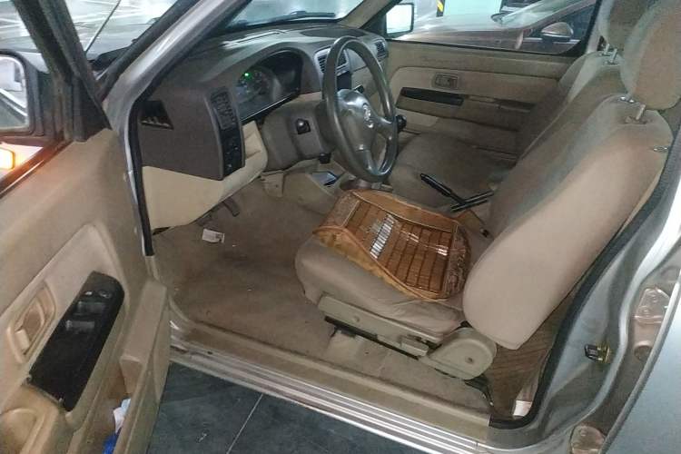 Used Dongfeng Ruichi 2013 2.2T Diesel Two-Wheel Drive Standard Version ZD22TE Driver Seat