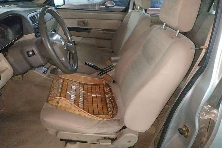 Used Dongfeng Ruichi 2013 2.2T Diesel Two-Wheel Drive Standard Version ZD22TE Left Front Seat