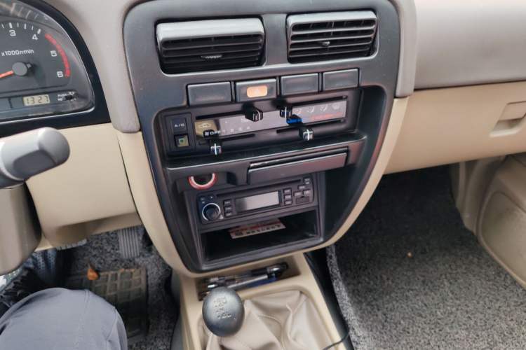 Used Dongfeng Ruichi 2013 3.2T Xingye Edition Diesel 4x4 Standard Version CYQD80-E4 Audio And AC Panel