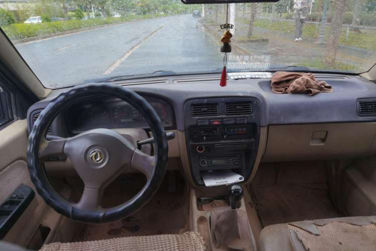 Used Dongfeng Ruichi 2013 2.5T Diesel Two-Wheel-Drive Standard Version ZD25TCI Center Console