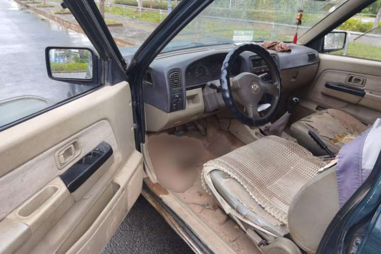 Used Dongfeng Ruichi 2013 2.5T Diesel Two-Wheel-Drive Standard Version ZD25TCI Driver Seat