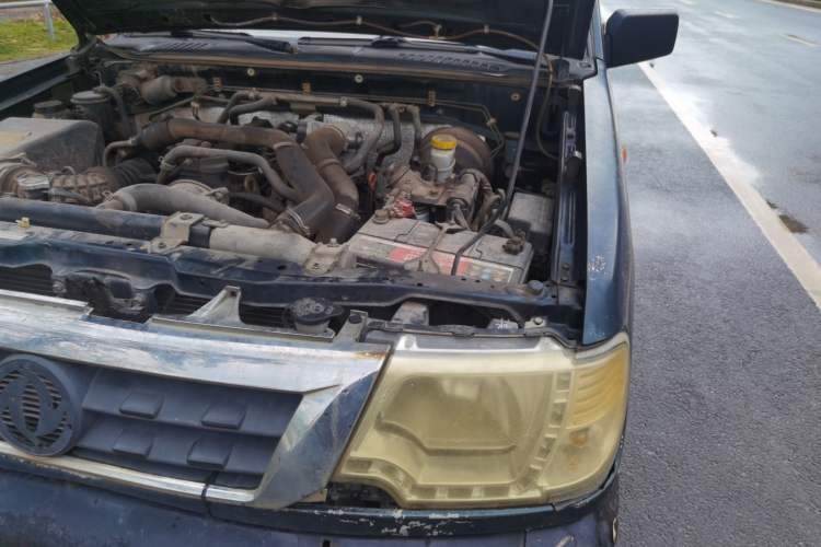 Used Dongfeng Ruichi 2013 2.5T Diesel Two-Wheel-Drive Standard Version ZD25TCI Engine Bay Left