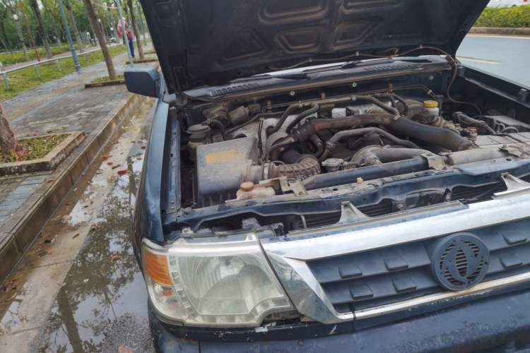 Used Dongfeng Ruichi 2013 2.5T Diesel Two-Wheel-Drive Standard Version ZD25TCI Engine Bay Right