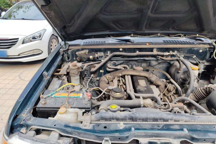 Used Dongfeng Ruichi 2013 3.2T Xingye Edition Diesel 4x4 Standard Version CYQD80-E4 Engine Bay Right