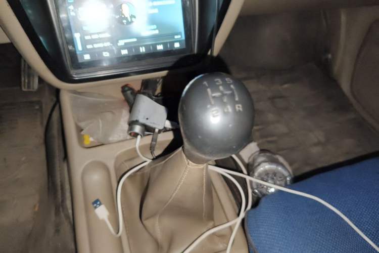 Used Dongfeng Ruichi 2013 2.4L Gasoline Two-Wheel Drive Standard Version ZG24 Gear Lever