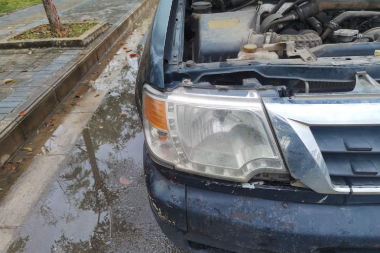 Used Dongfeng Ruichi 2013 2.5T Diesel Two-Wheel-Drive Standard Version ZD25TCI Right Front Headlight