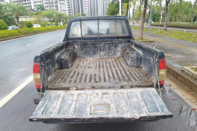 Used Dongfeng Ruichi 2013 2.5T Diesel Two-Wheel-Drive Standard Version ZD25TCI Trunk