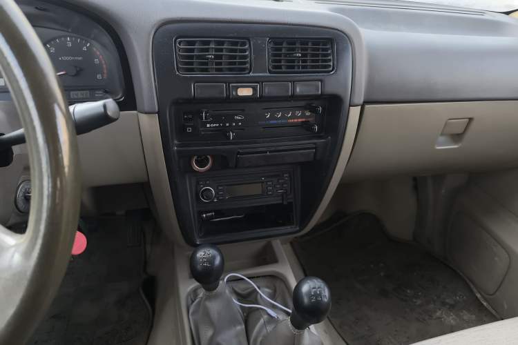 Used Dongfeng Ruichi 2013 3.0T Diesel 4x4 Standard Version CYQD80-E3 Audio And AC Panel