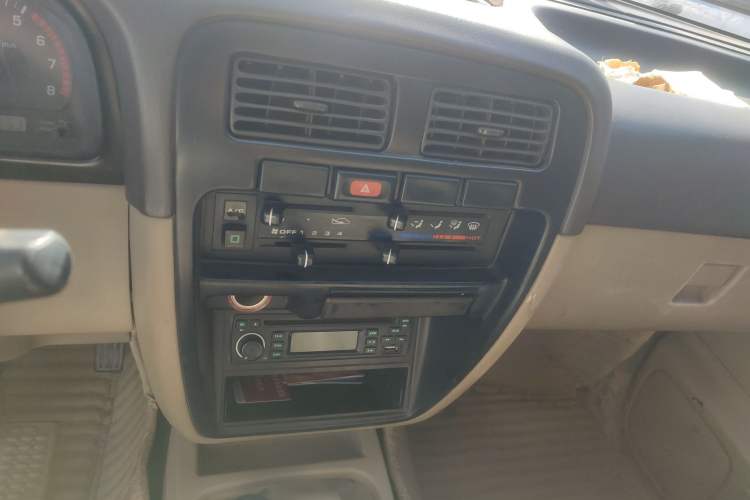 Used Dongfeng Ruichi 2013 2.4L Gasoline 4x4 Standard Edition ZG24 Audio And AC Panel