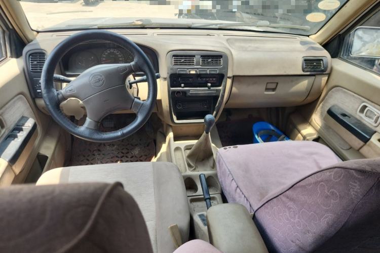 Used Dongfeng Ruichi 2013 2.4L Gasoline Two-Wheel Drive Standard Version ZG24 Center Console