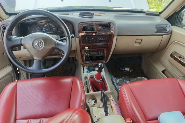 Used Dongfeng Ruichi 2013 2.5T Diesel Two-Wheel-Drive Standard Version ZD25TCR Center Console