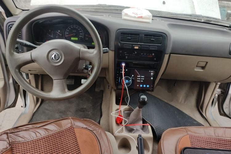 Used Dongfeng Ruichi 2013 3.2T Xingye Edition Diesel Two-Wheel Drive Standard Type CYQD80-E4 Center Console