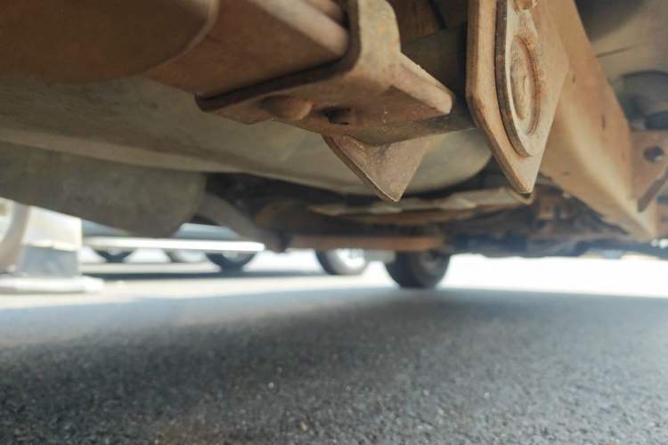 Used Dongfeng Ruichi 2013 2.5T Diesel Two-Wheel-Drive Standard Version ZD25TCR Chassis Rear Right