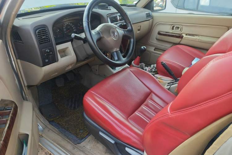 Used Dongfeng Ruichi 2013 2.5T Diesel Two-Wheel-Drive Standard Version ZD25TCR Driver Seat