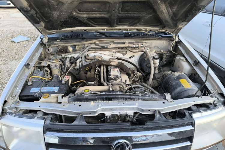 Used Dongfeng Ruichi 2013 3.0T Diesel 4x4 Standard Version CYQD80-E3 Engine Bay