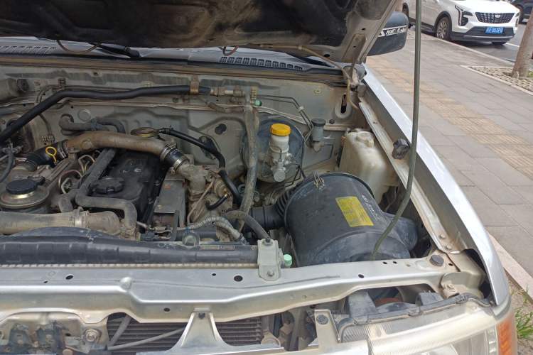 Used Dongfeng Ruichi 2013 3.2T Xingye Edition Diesel 4x4 Standard Version CYQD80-E4 Engine Bay Left