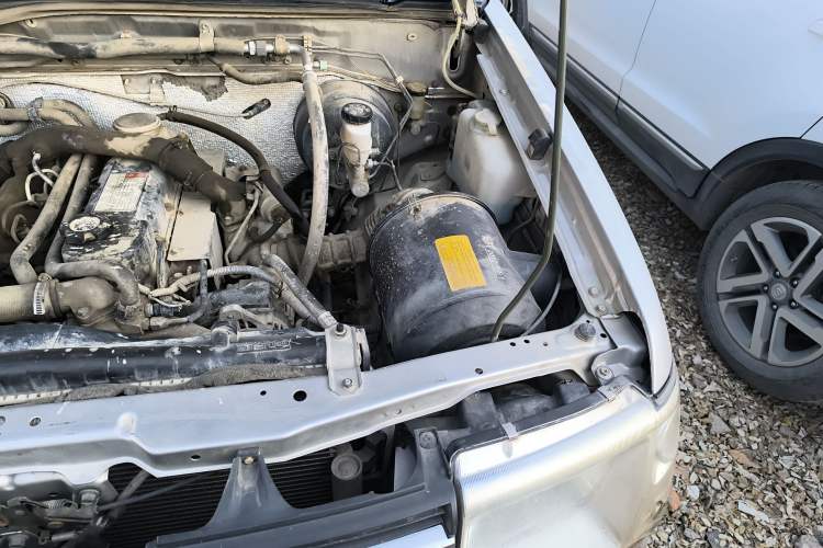 Used Dongfeng Ruichi 2013 3.0T Diesel 4x4 Standard Version CYQD80-E3 Engine Bay Left