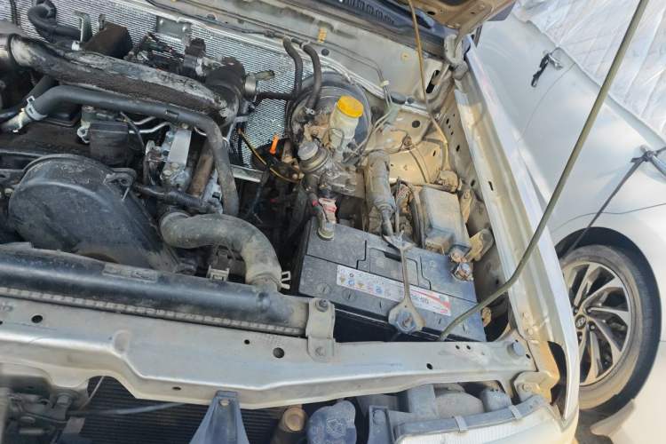 Used Dongfeng Ruichi 2013 2.5T Diesel Two-Wheel-Drive Standard Version ZD25TCR Engine Bay Left