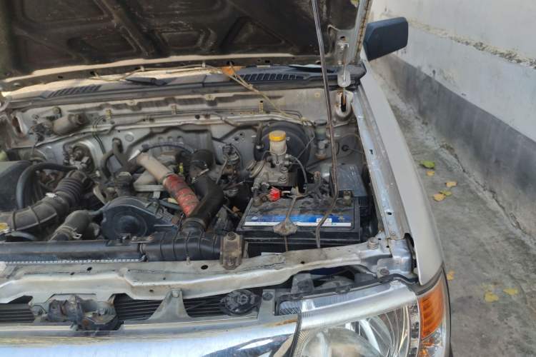 Used Dongfeng Ruichi 2013 2.2T Diesel Two-Wheel Drive Standard Version ZD22TE Engine Bay Left