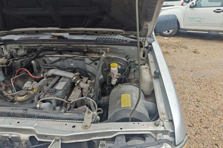 Used Dongfeng Ruichi 2013 3.2T Xingye Edition Diesel Two-Wheel Drive Standard Type CYQD80-E4 Engine Bay Left