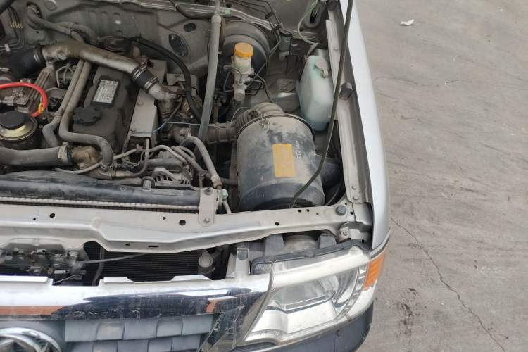 Used Dongfeng Ruichi 2013 3.2T Xingye Edition Diesel Two-Wheel Drive Standard Type CYQD80-E4 Engine Bay Left