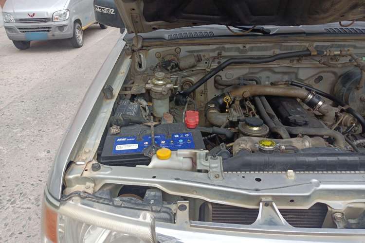 Used Dongfeng Ruichi 2013 3.2T Xingye Edition Diesel 4x4 Standard Version CYQD80-E4 Engine Bay Right