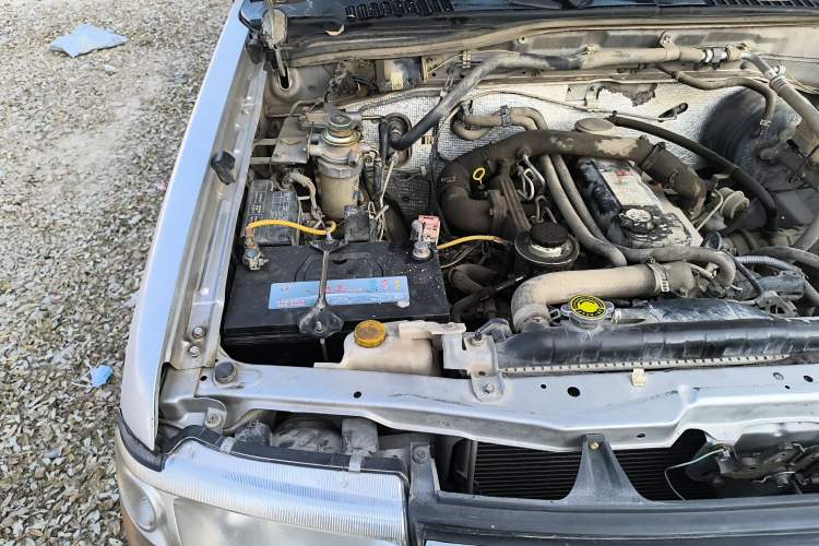 Used Dongfeng Ruichi 2013 3.0T Diesel 4x4 Standard Version CYQD80-E3 Engine Bay Right