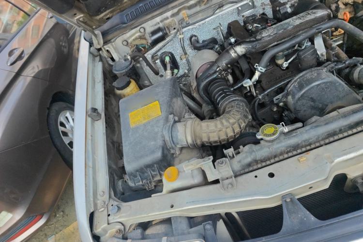 Used Dongfeng Ruichi 2013 2.5T Diesel Two-Wheel-Drive Standard Version ZD25TCR Engine Bay Right