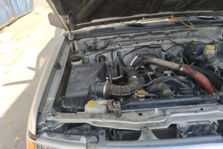 Used Dongfeng Ruichi 2013 2.2T Diesel Two-Wheel Drive Standard Version ZD22TE Engine Bay Right