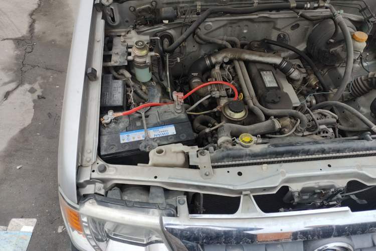 Used Dongfeng Ruichi 2013 3.2T Xingye Edition Diesel Two-Wheel Drive Standard Type CYQD80-E4 Engine Bay Right