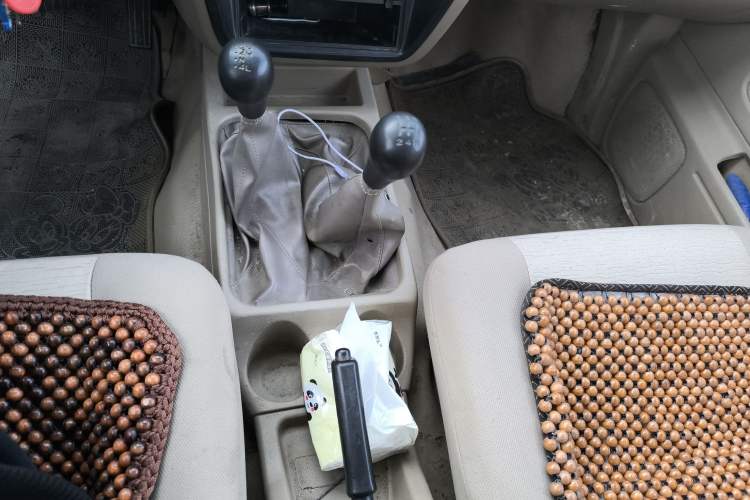 Used Dongfeng Ruichi 2013 3.0T Diesel 4x4 Standard Version CYQD80-E3 Gear Lever
