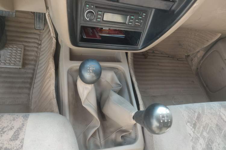 Used Dongfeng Ruichi 2013 2.4L Gasoline 4x4 Standard Edition ZG24 Gear Lever
