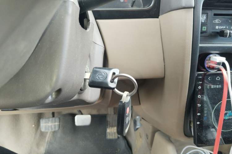 Used Dongfeng Ruichi 2013 3.2T Xingye Edition Diesel Two-Wheel Drive Standard Type CYQD80-E4 Interior 1