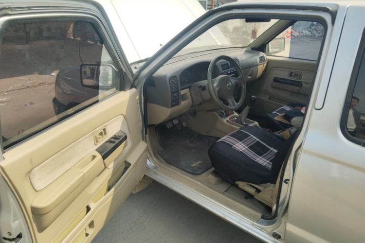 Used Dongfeng Ruichi 2013 3.2T Xingye Edition Diesel Two-Wheel Drive Standard Type CYQD80-E4 Interior 3