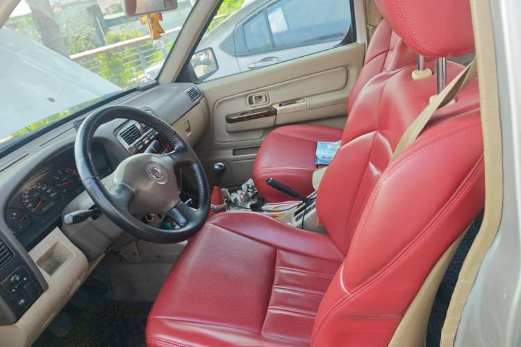 Used Dongfeng Ruichi 2013 2.5T Diesel Two-Wheel-Drive Standard Version ZD25TCR Left Front Seat