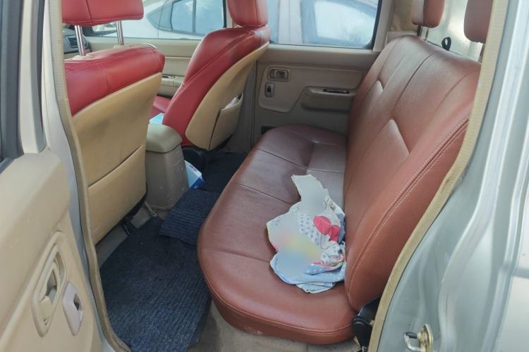 Used Dongfeng Ruichi 2013 2.5T Diesel Two-Wheel-Drive Standard Version ZD25TCR Left Rear Seat