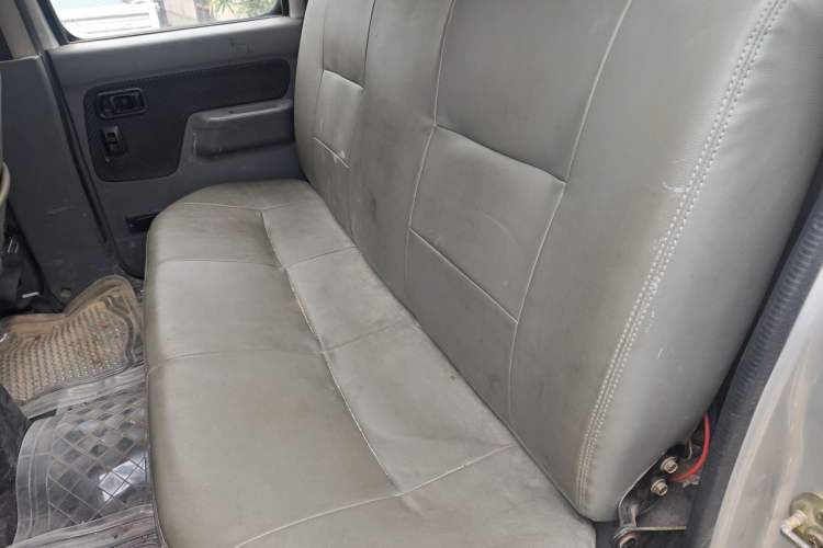 Used Dongfeng Ruichi 2013 3.2T Xingye Edition Diesel Two-Wheel Drive Standard Type CYQD80-E4 Left Rear Seat