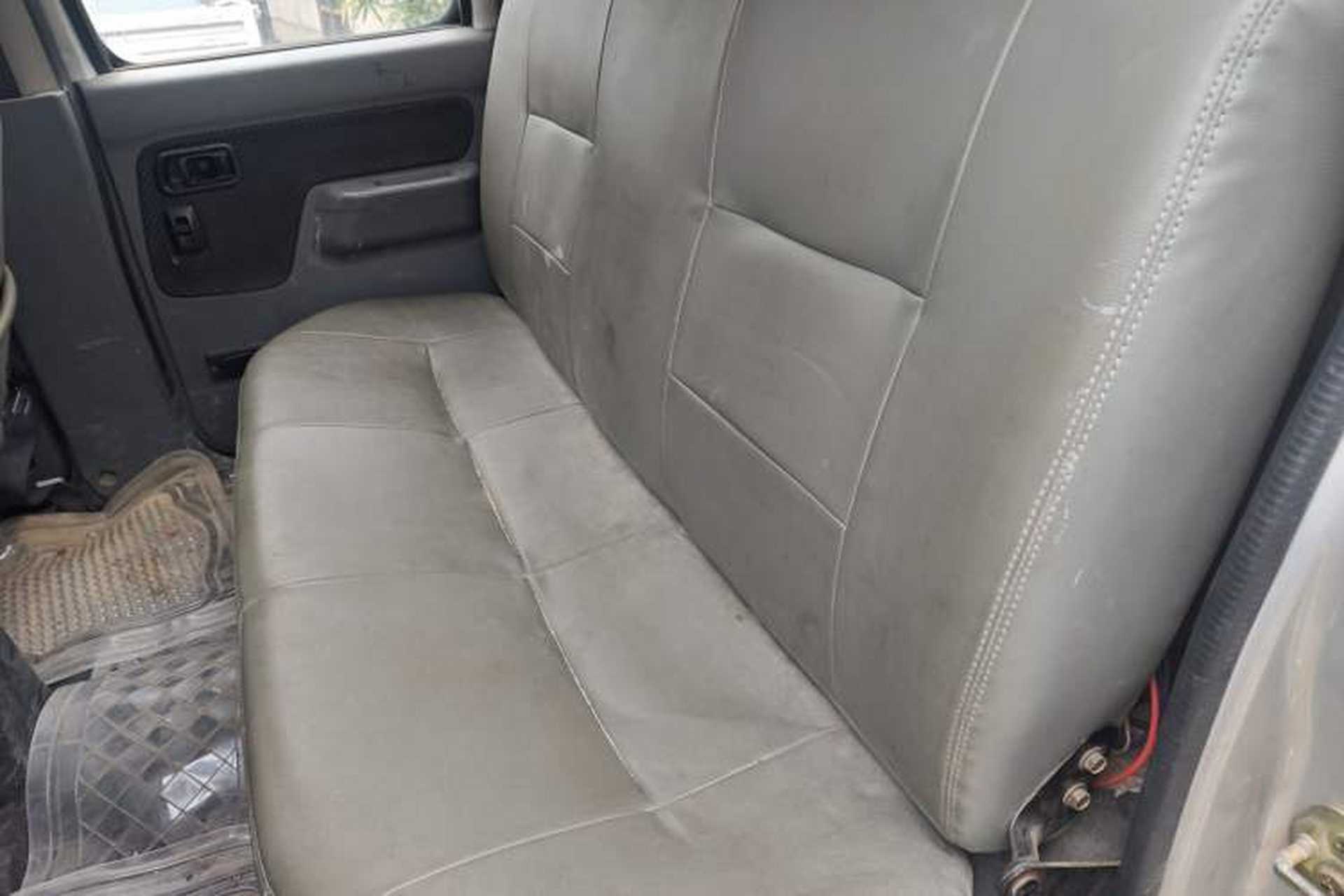 Used Dongfeng Ruichi 2013 3.2T Xingye Edition Diesel Two-Wheel Drive Standard Type CYQD80-E4 Left Rear Seat