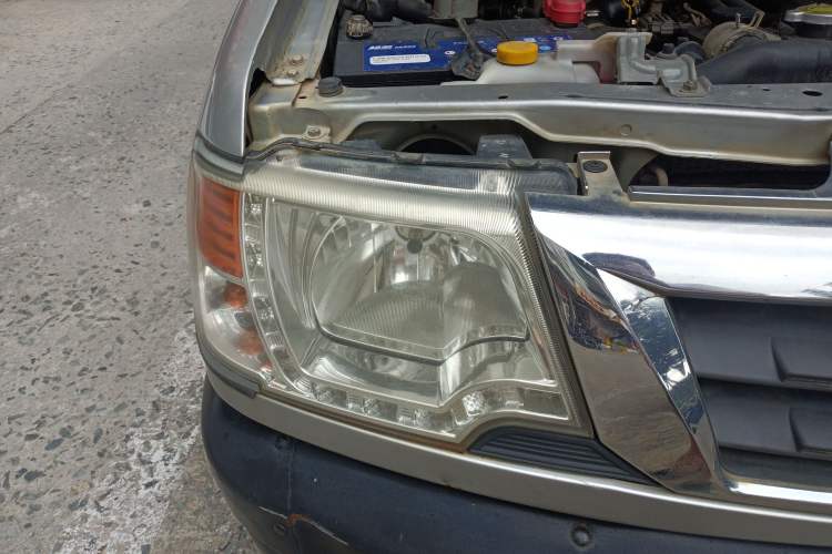 Used Dongfeng Ruichi 2013 3.2T Xingye Edition Diesel 4x4 Standard Version CYQD80-E4 Right Front Headlight